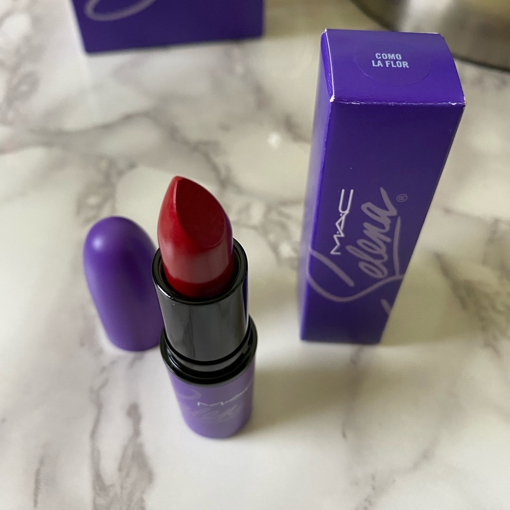 Mac x Selena como la flor lipstick.